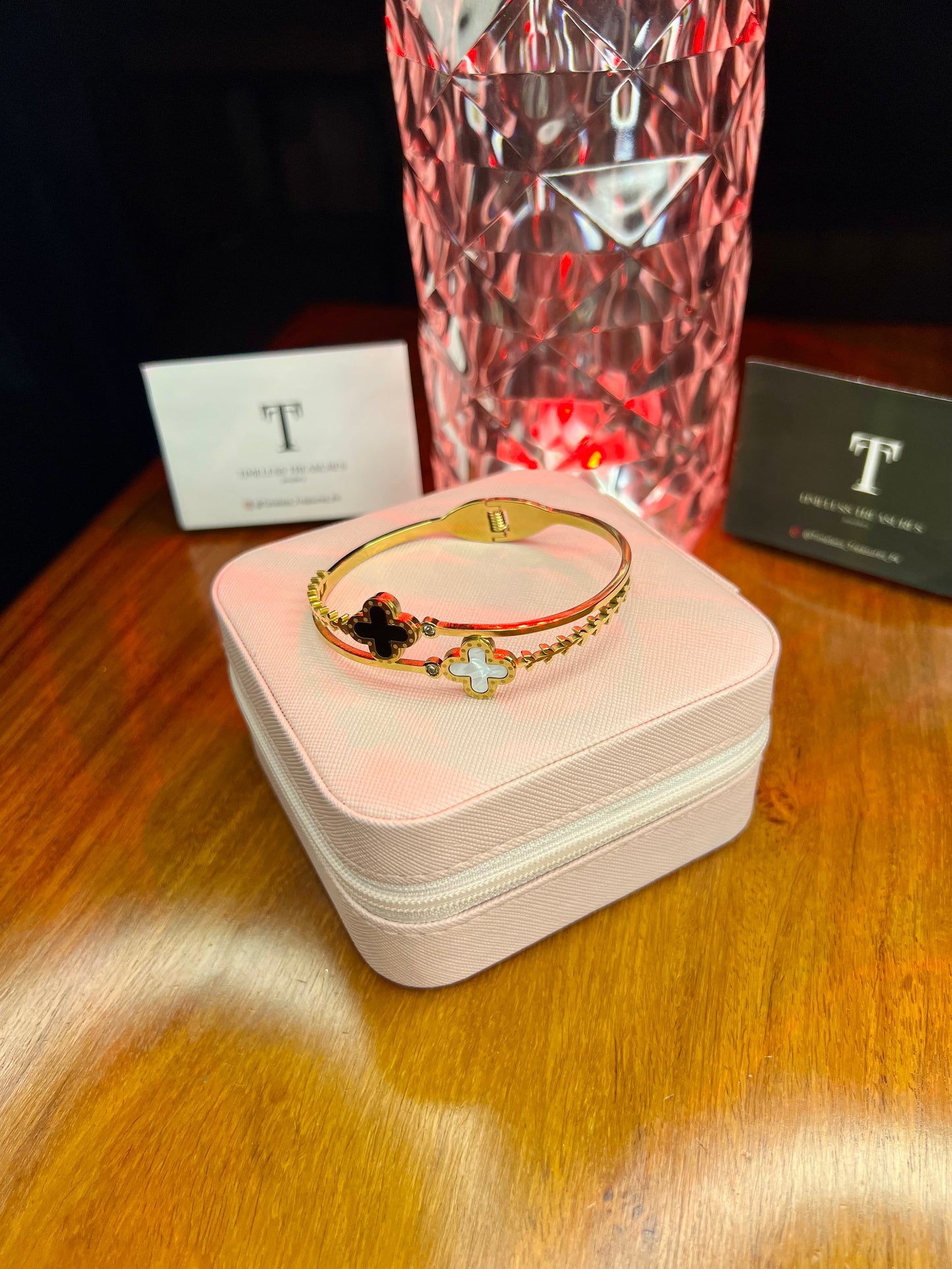 Premium Quality Stainless Steel 18k Double Clove White/Black Handcuff