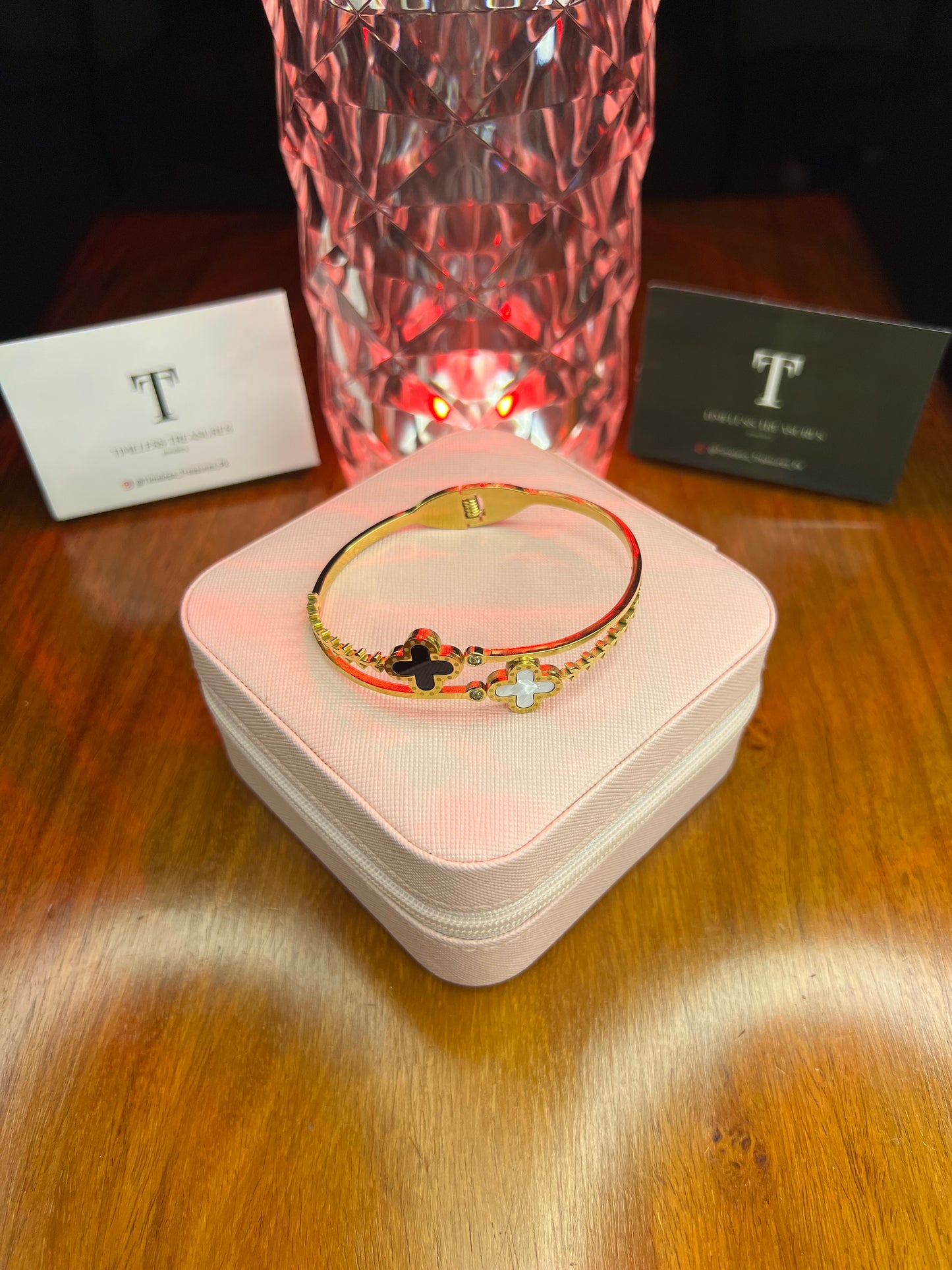 Premium Quality Stainless Steel 18k Double Clove White/Black Handcuff