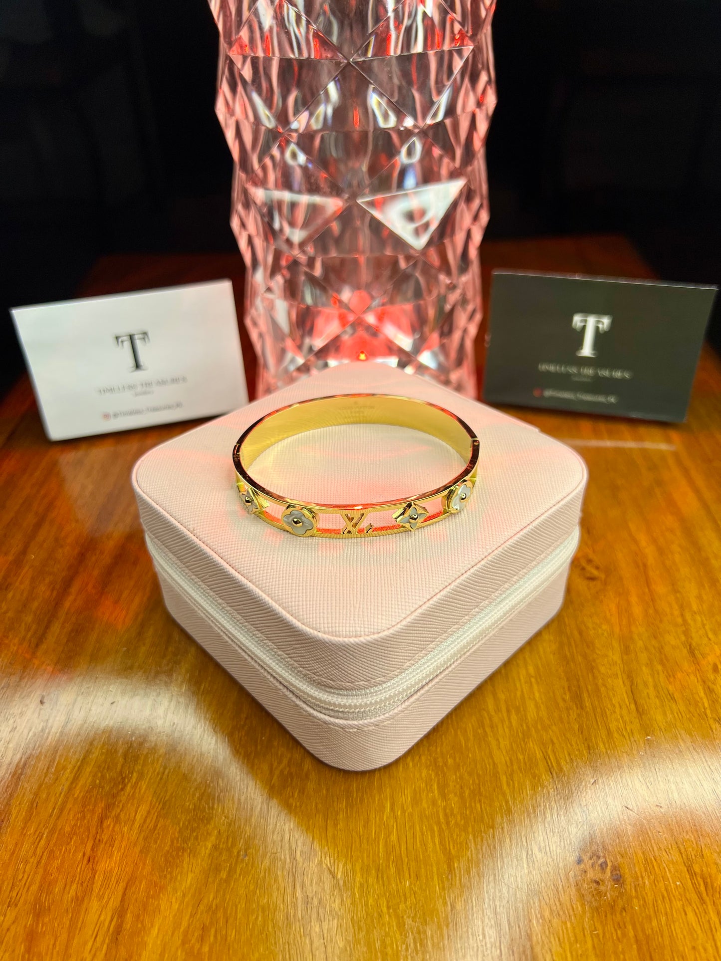 Premium Quality Stainless Steel 18k Lv White Clove Handcuff