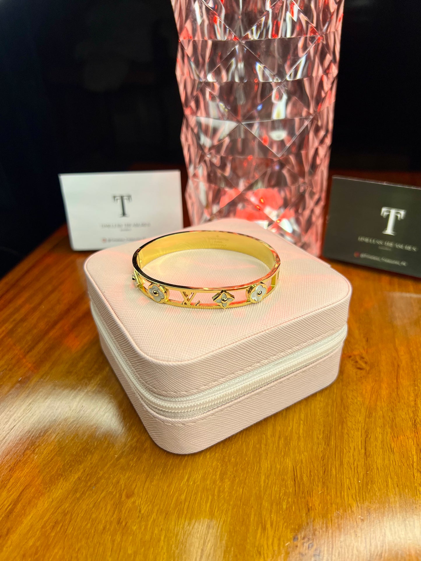 Premium Quality Stainless Steel 18k Lv White Clove Handcuff