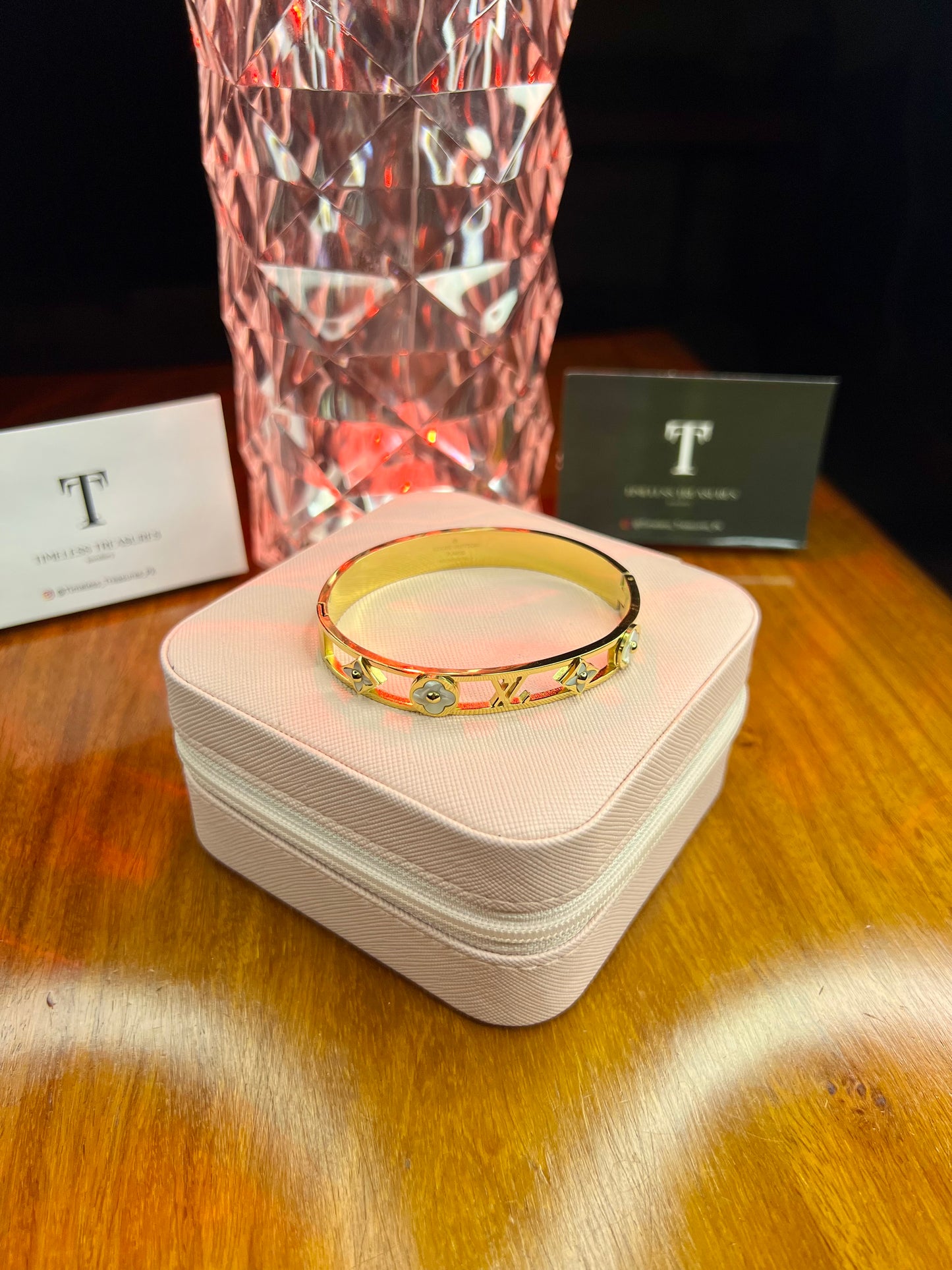 Premium Quality Stainless Steel 18k Lv White Clove Handcuff