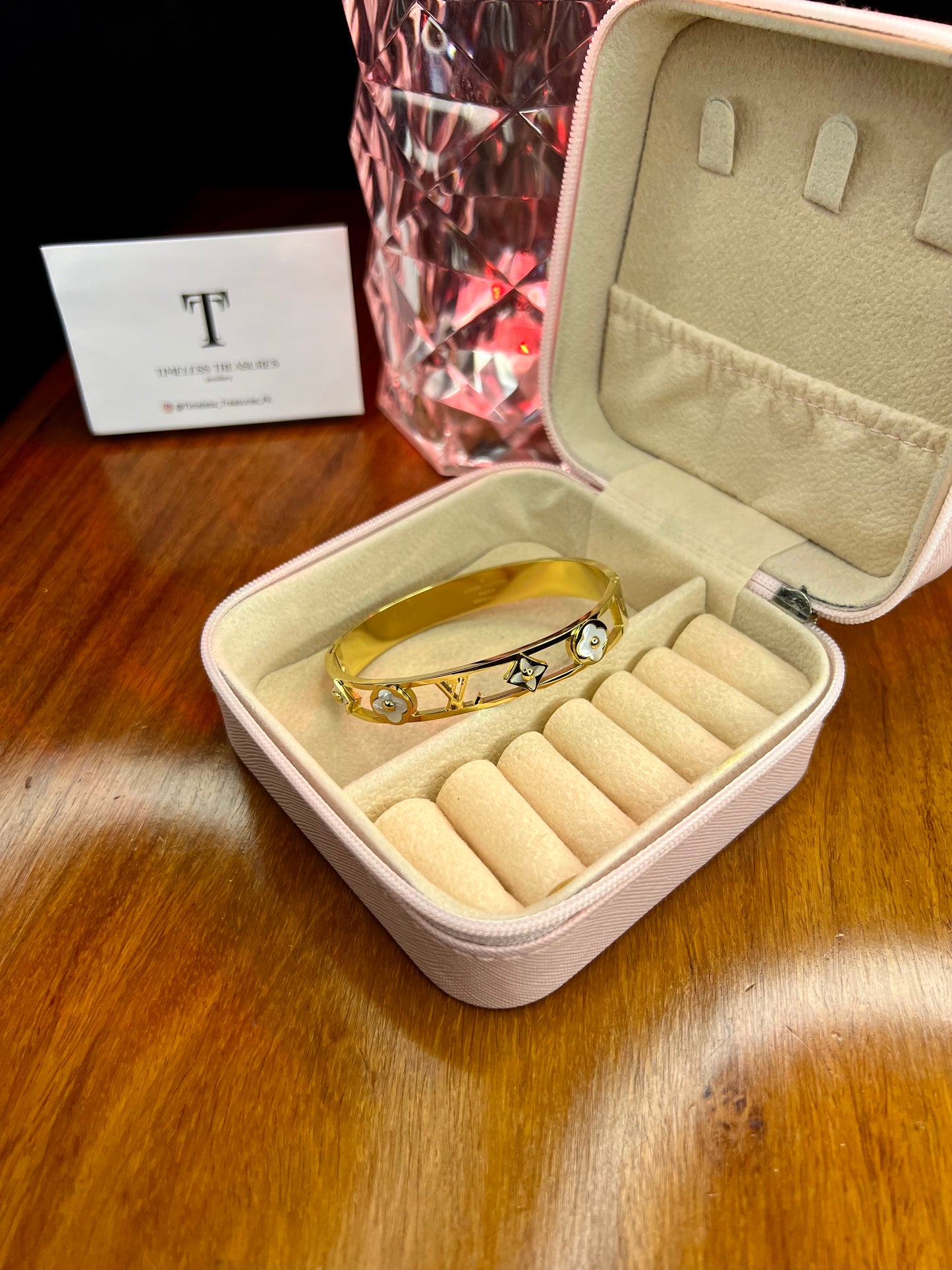 Premium Quality Stainless Steel 18k Lv White Clove Handcuff