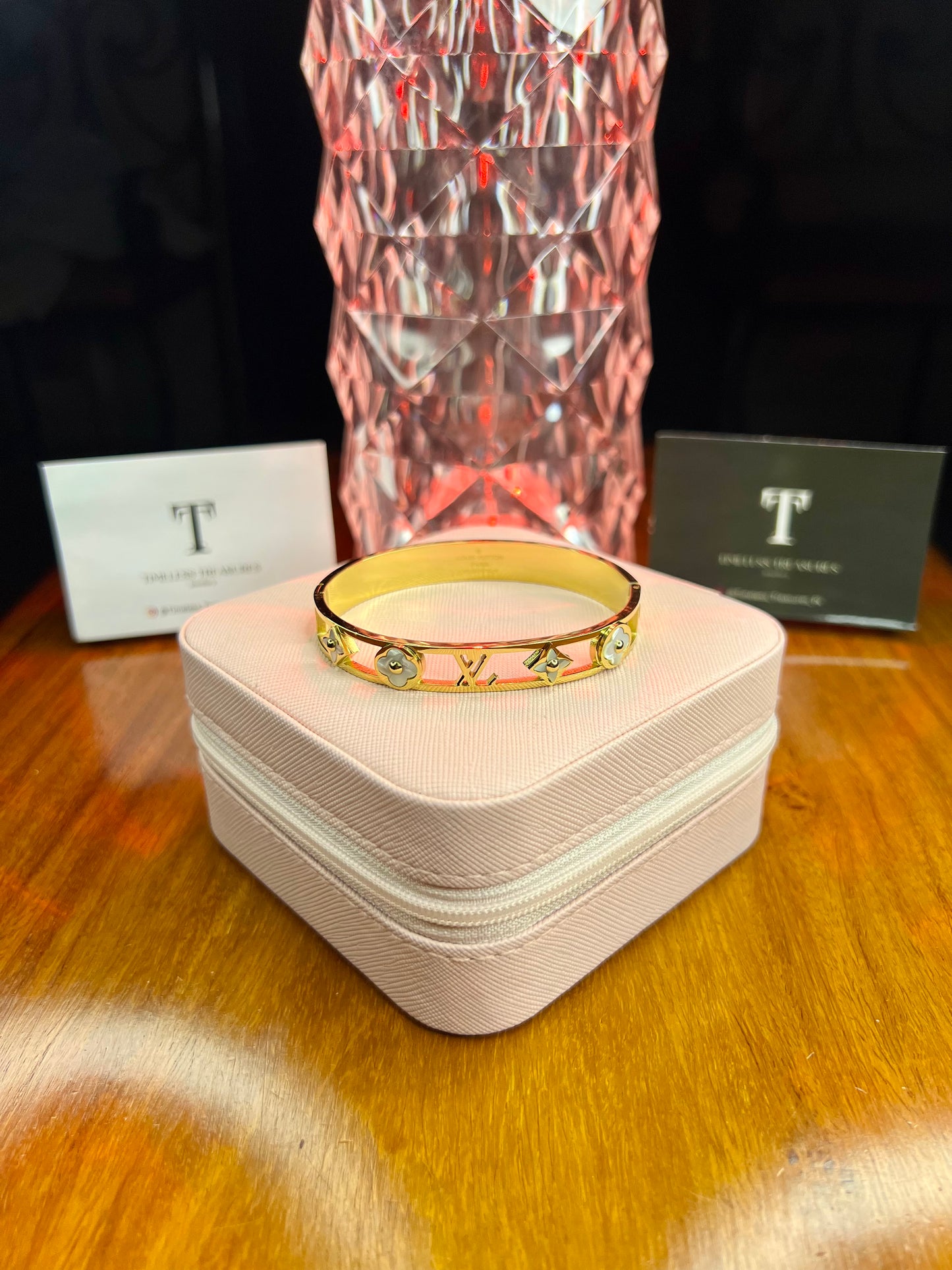 Premium Quality Stainless Steel 18k Lv White Clove Handcuff